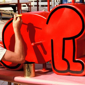 keith haring pintando el asiento baby del carrusel luna luna en 1987