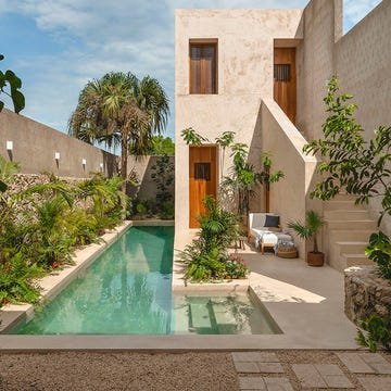 una casa estrecha reformada con patio y piscina