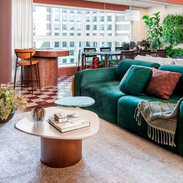 salon con terraza incorporada decorado con muebles vintage y diseno moderno