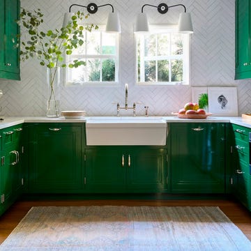cocina con armarios verdes lacados y azulejos blancos tipo metro