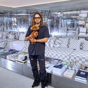 el disenador harry nuriev de crosby studio posa con su perro junto a la coleccion de muebles disenada para westwing collection