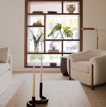 una casa en madera y blanco con una decoracion moderna calida