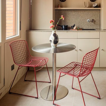 piso pequeno en bilbao reformado por completo con cocina abierta al comedor