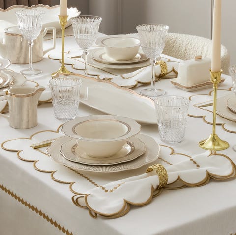 mesa de navidad con candelabros dorados de primark