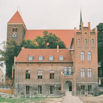 una casa historica de ladrillo reformada como apartamentos modernos vacacionales en alemania